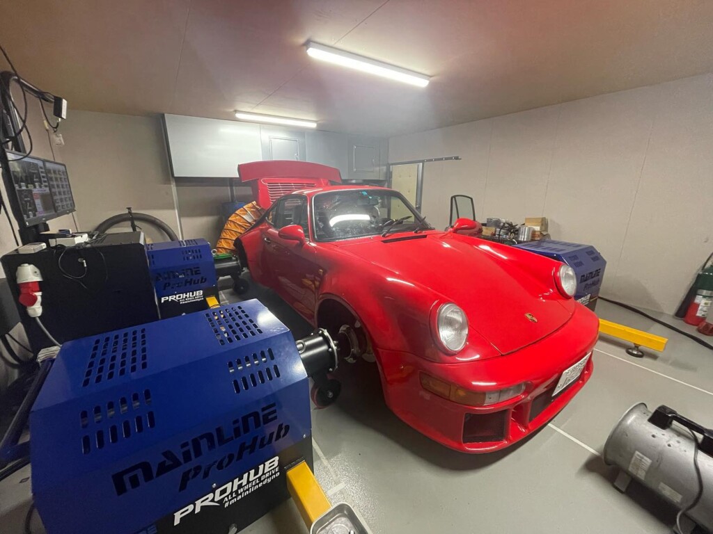 ポルシェ964カレラ4 ボルトオンターボ️最終セッティングAVOさんに来てシャシダイナモにセット️ブーストかかると燃圧が下がっちゃう燃料系もう一度見直しだぁ〜️もう少しお待ちください#ポルシェチューニング #ポルシェ964カレラ4 ターボ#ジールプロ