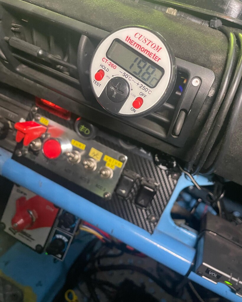 ポルシェ930電動エアコン取り付け完成️ちゃんと動いて冷えました️19℃まで冷えますが、もう少し風量が欲しい、改良しようかなエアコンレスに比べたら天国だよん消費電力は54アンペア程度！配線も全て引き直したので大丈夫ですねエアコン効かないポルシェに朗報です#ポルシェ電動エアコン#空冷ポルシェ電動エアコン#ポルシェチューニング#zeal_pro#ジールプロ