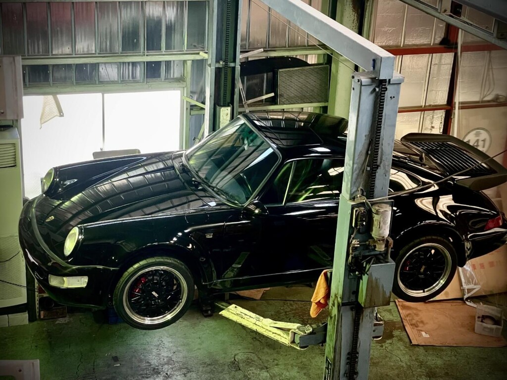 ポルシェ964ターボ3.3チューニング️7年前にエンジン、クラッチ、サス、ブレーキ、ボディー、内装フルレストアした車両です。当時はノーマルプラスちょいチューニング仕様、タービンはギャレットGTX30-82ウエストゲートはターボスマートでした。今回はBIGインタークーラー+ギャレット37-900とかなりデカいタービンをチョイスMOTECも　M84からＭ130にバージョンアップ、更に電子スロットルに️快適かつパワフル仕様、正規車検対応マフラーも製作️乞うご期待#ポルシェチューニング#ポルシェ964ターボ#porsche964turbo#ギャレットgbc37-900#motecm130 #zeal_pro#ジールプロ